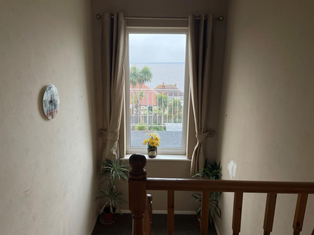 Lot: 124 - DETACHED FOUR-BEDROOM HOUSE WITH IMPRESSIVE SEA VIEWS - Landing with sea view